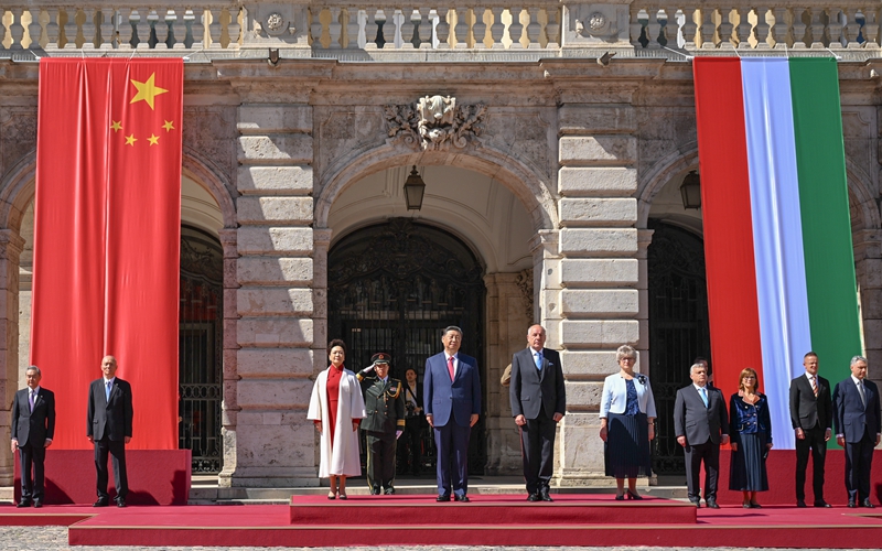 习近平出席匈牙利总统舒尤克总理欧尔班举行的欢迎仪式