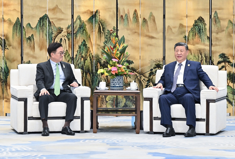 
                习近平会见韩国国会议长禹元植
            